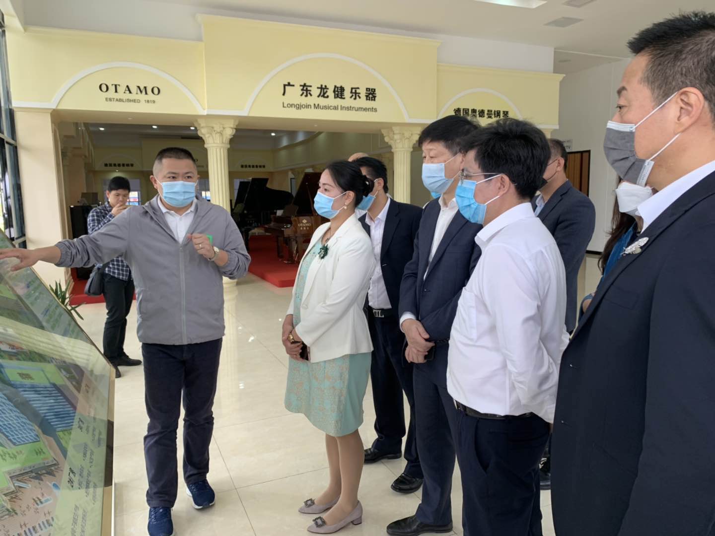 雅乐荟集团总裁黄育生应廉江市政府邀请 前往考察当地小家电产业