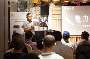 王汉磊老师在给观众展示黑胶