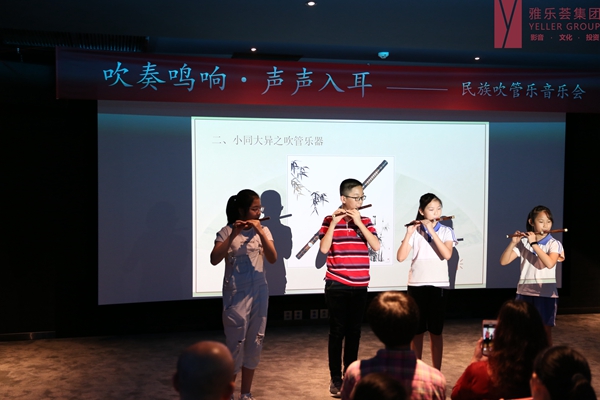 朱老师的学生们展示自己的才艺