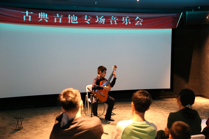 *小演奏家们深情演奏