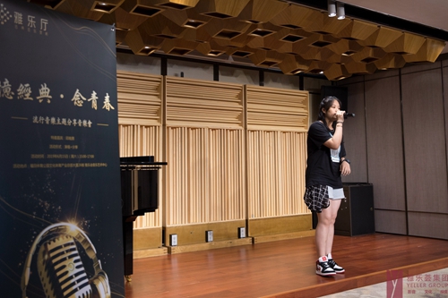 *黄小颖演唱《喜欢你》