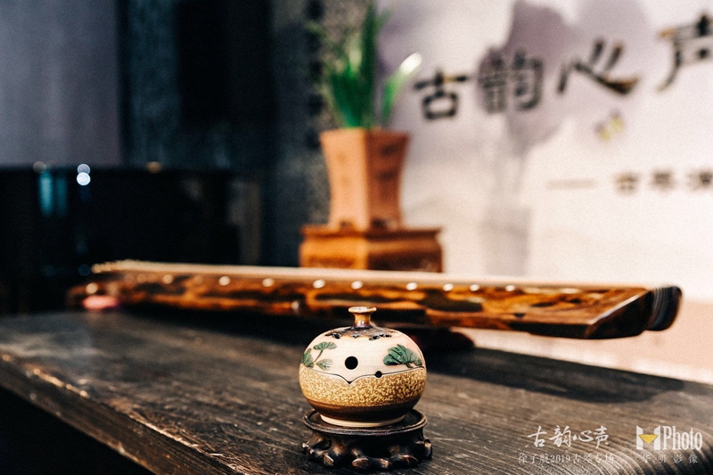 *主持人祁明开场并介绍琴曲